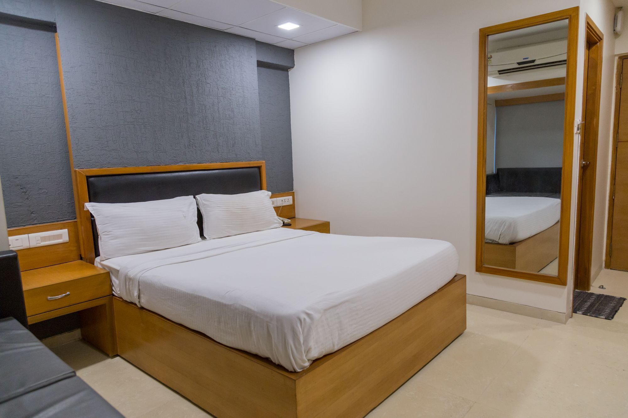 The Silver Leaf Hotel Αχμπανταμπάντ Εξωτερικό φωτογραφία